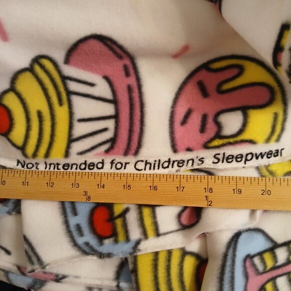 Anti Pill Polyester Fleece Fabric - Cartoon Cupcakes Pattern - Picture 3 of 3